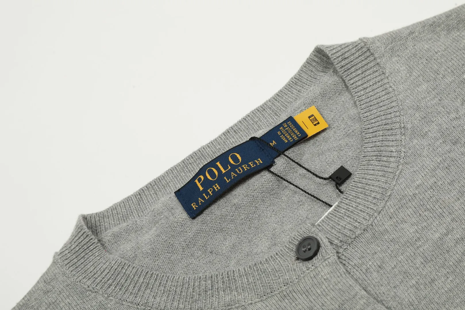 P190 Top quality" Style number: DS010# [Ralph Lauren solid color round neck basic pony embroidered logo knitted cardigan long sleeves] ✅Ralph Lauren Ralph Lauren classic basic versatile jersey cardigan long-sleeved small jacket ✅Main supplier of platform live broadcast wholesale entity ✅ZP quality 1:1 version can scan the code to enter the GF website Counter quality ✅Detailed quality is the only one in Guangzhou Imported quality cotton yarn focuses on high-end and cost-effective Needless to say good quality. ✅The version is restored to the original. Loose, comfortable and stress-free. Simple is high-end. Classic is timeless. ✅The upper body is simple and easy to match. A must-have for goddess ootd. Good-looking clothes are never picky. A must-have in the goddess’ wardrobe. Size: S-XL. Color: off-white, light blue, pink, khaki, military green, gray, navy blue, black, Chinese red, mint green.